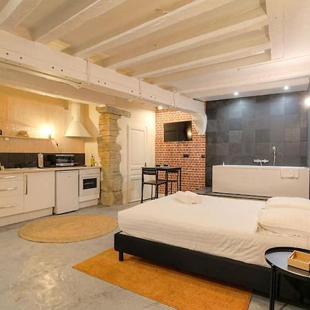 Industrial-Style Studio With Bathtub, Vieux-Lyon Zewnętrze zdjęcie