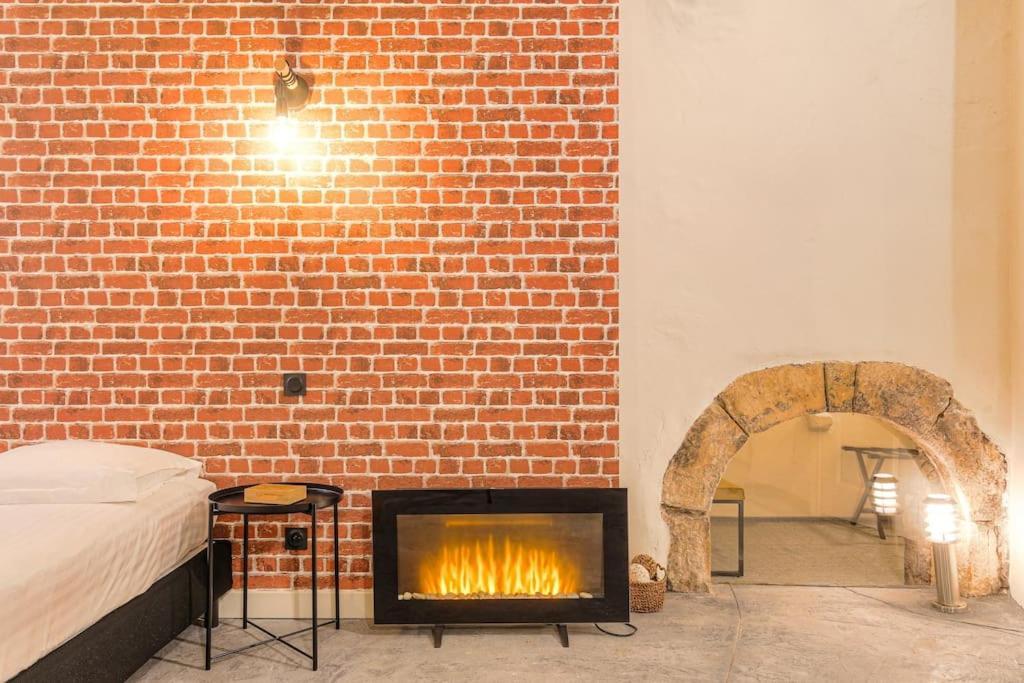 Industrial-Style Studio With Bathtub, Vieux-Lyon Zewnętrze zdjęcie