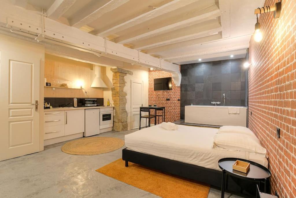 Industrial-Style Studio With Bathtub, Vieux-Lyon Zewnętrze zdjęcie