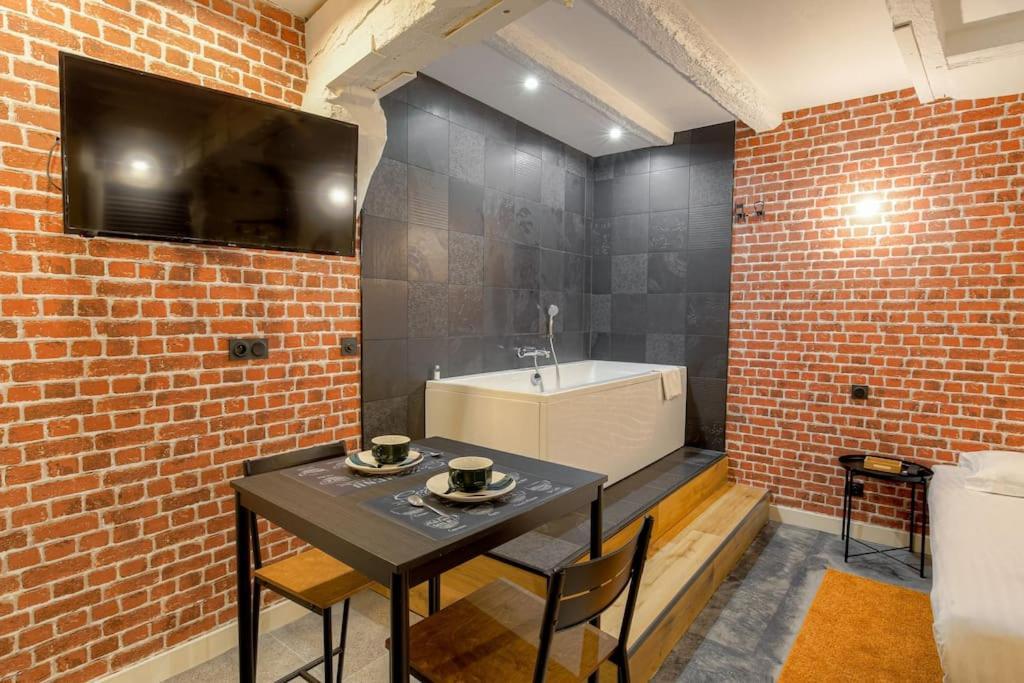 Industrial-Style Studio With Bathtub, Vieux-Lyon Zewnętrze zdjęcie