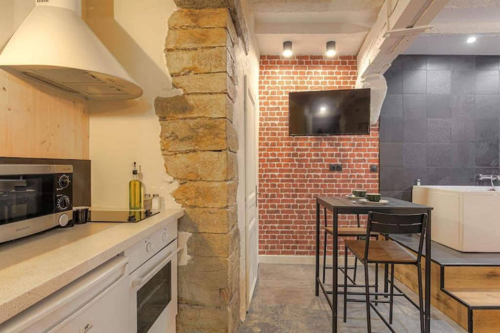 Industrial-Style Studio With Bathtub, Vieux-Lyon Zewnętrze zdjęcie