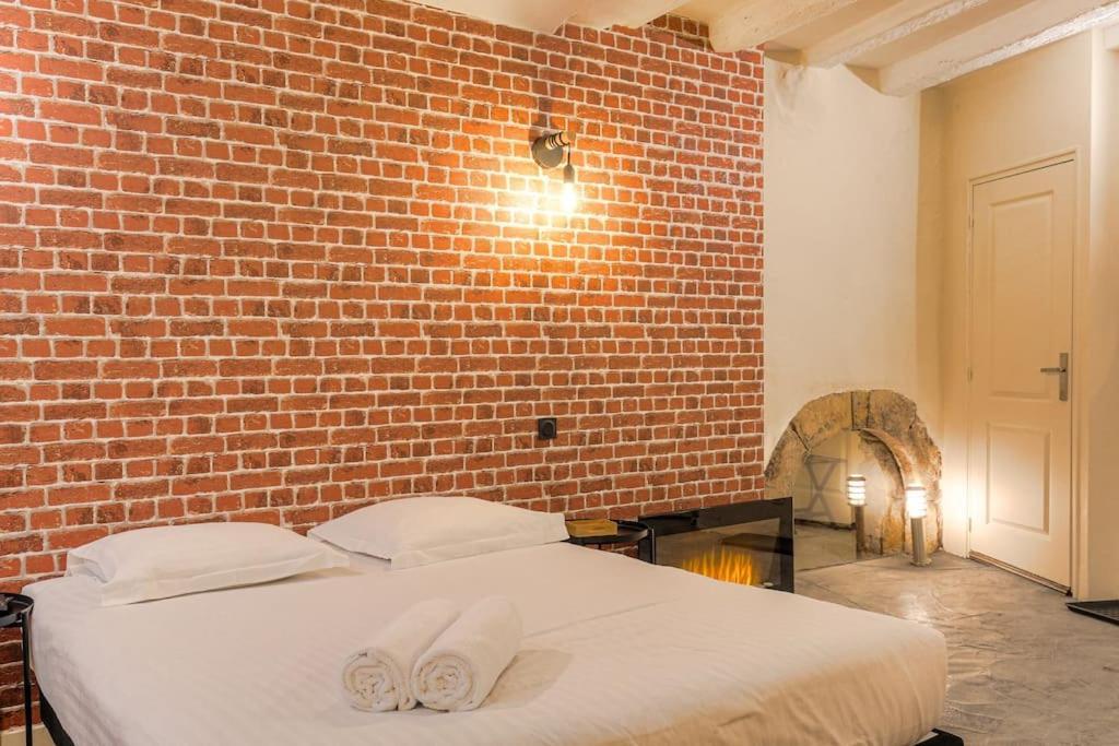 Industrial-Style Studio With Bathtub, Vieux-Lyon Zewnętrze zdjęcie