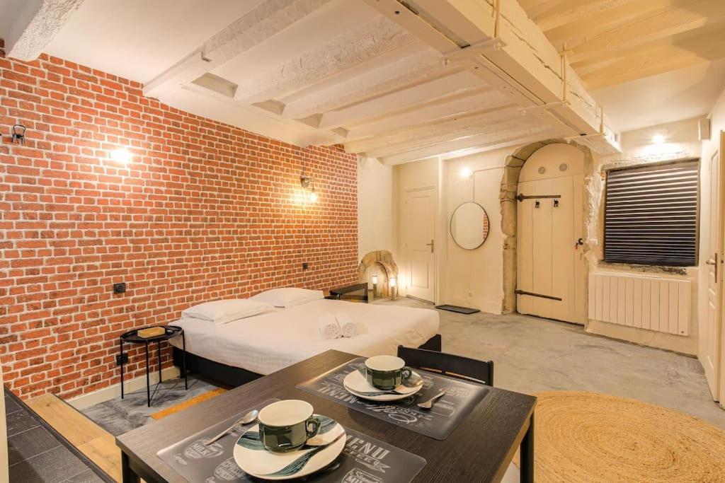Industrial-Style Studio With Bathtub, Vieux-Lyon Zewnętrze zdjęcie