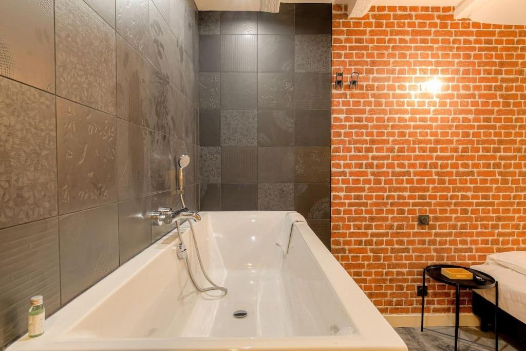 Industrial-Style Studio With Bathtub, Vieux-Lyon Zewnętrze zdjęcie