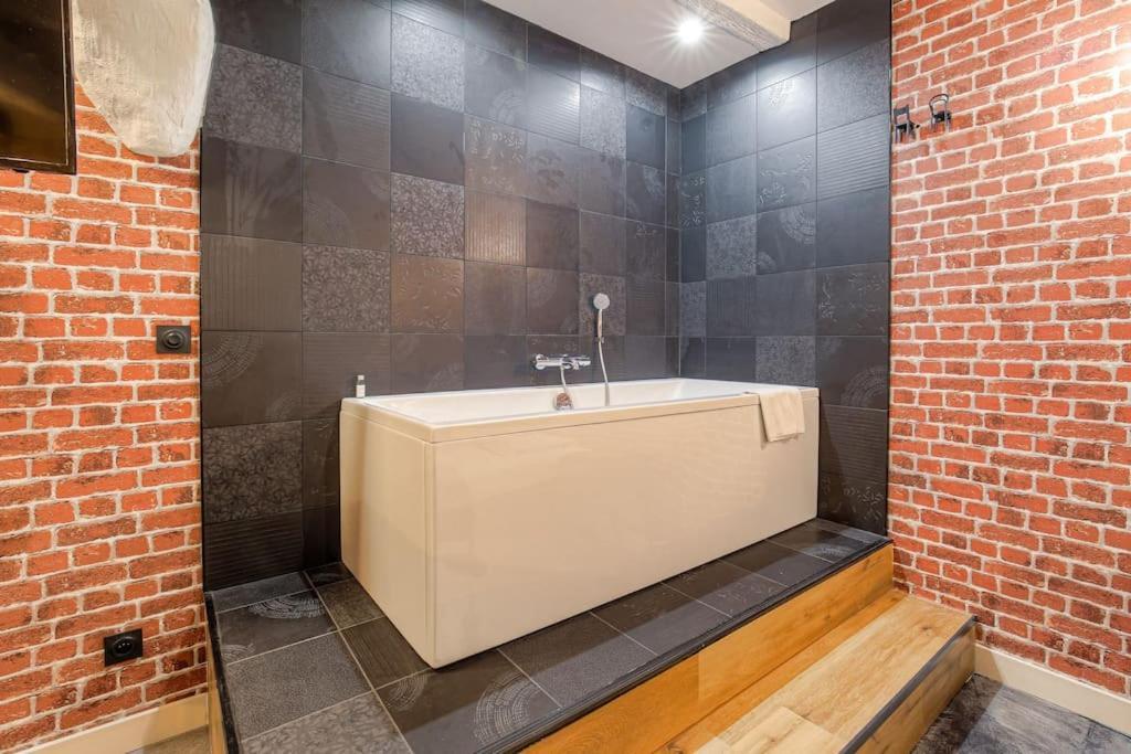 Industrial-Style Studio With Bathtub, Vieux-Lyon Zewnętrze zdjęcie