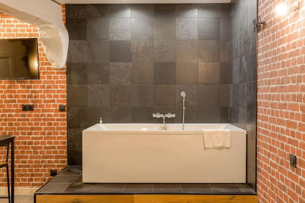 Industrial-Style Studio With Bathtub, Vieux-Lyon Zewnętrze zdjęcie